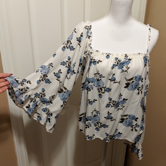 American Eagle Outfitters Tops - AEO cold shoulder style top with blue flowers